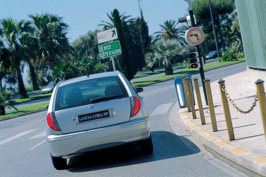  Lancia Lybra SW 1999 года  (фото 16 из 57)